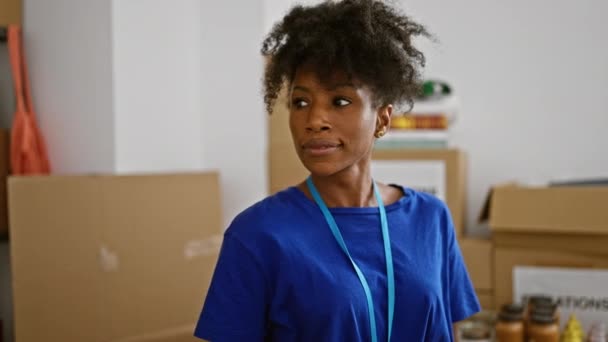 非裔美国妇女志愿者自信地站在慈善中心微笑 — 图库视频影像