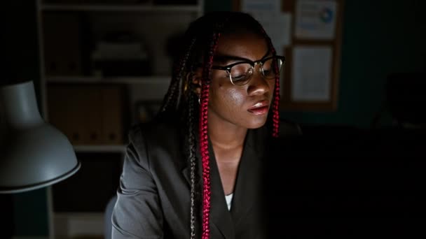 Κουρασμένη Αφροαμερικανή Επιχειρηματίας Που Δουλεύει Μέχρι Αργά Βγάζει Γυαλιά Στο — Αρχείο Βίντεο