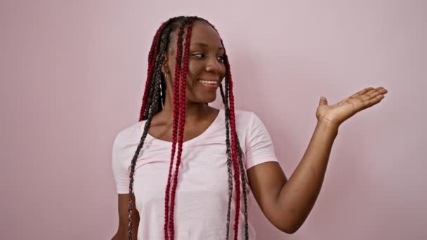 Радостная Африканская Американка Уверенно Представляет Указывая Сторону Блаженной Улыбкой Изолированном — стоковое видео