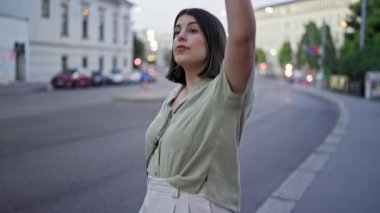 Genç ve güzel İspanyol bir kadın Viyana sokaklarında bir arkadaşıyla buluşuyor.