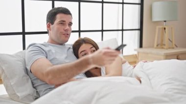 Yatak odasında birbirine sarılan güzel bir çift.