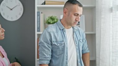 Erkek ve kadın çift evde birbirlerine sarılıp teselli veriyorlar.