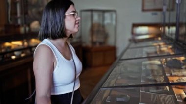 Viyana 'daki Doğal Tarih Müzesi' nde paleontoloji sergisini ziyaret eden güzel İspanyol bir kadın.