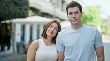 Gülümseyen güzel bir çift sokakta bir arada duruyor.