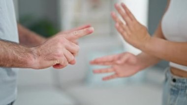 Evde tartışan güzel bir çift.