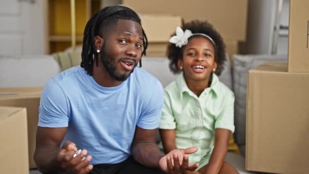 아프리카계 미국인 아버지와 새로운 집에서 말하는 소파에 새로운 열쇠를 — 비디오