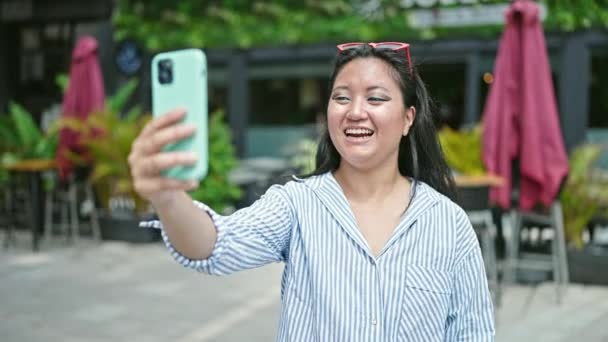Jeune Femme Chinoise Souriant Confiant Ayant Appel Vidéo Terrasse Café — Video