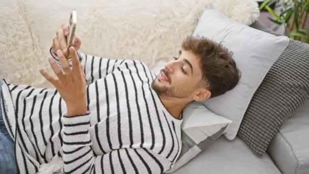 Jovem Homem Árabe Alegre Feliz Mensagens Texto Desfrutar Conforto Seu — Vídeo de Stock