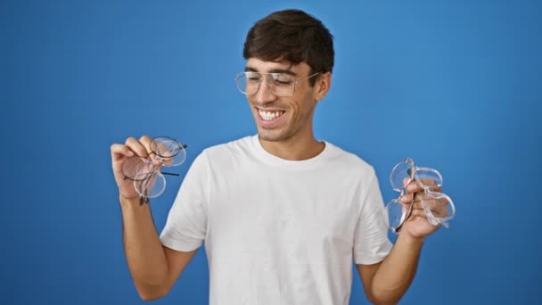 Veselý Mladý Hispánec Sebevědomě Usmívá Zatímco Drží Brýle Stojí Izolovaně — Stock video