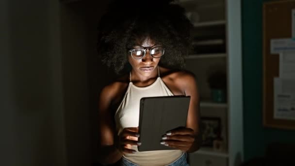 Africano Americano Mulher Empresária Sorrindo Confiante Usando Touchpad Escritório — Vídeo de Stock