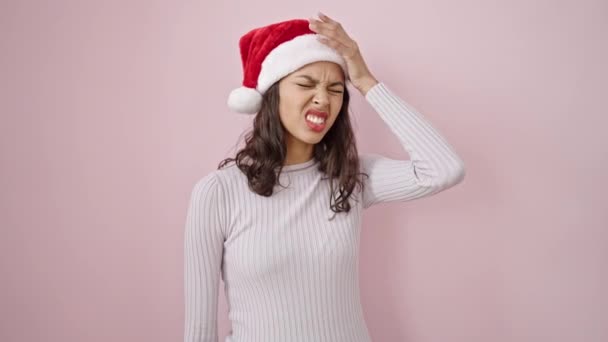 Joven Hermosa Mujer Hispana Con Sombrero Navidad Con Dolor Cabeza — Vídeo de stock