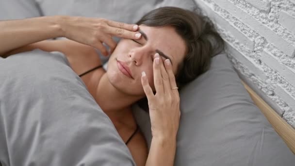 Vacker Ung Latinamerikansk Kvinna Stressad Och Lider Huvudvärk Liggande Sängen — Stockvideo