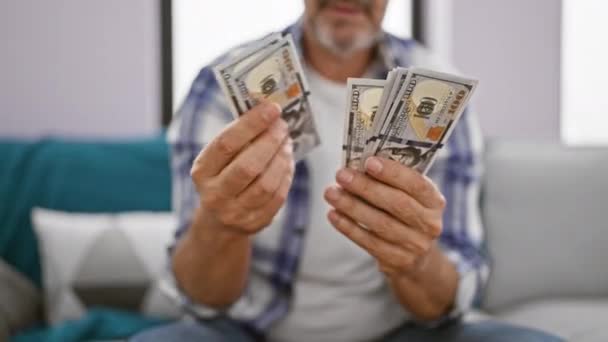 Neşeli Orta Yaşlı Gri Saçlı Dolarları Sayan Evdeki Oturma Odasındaki — Stok video