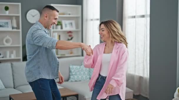 男と女のカップルが自宅で一緒に踊る — ストック動画
