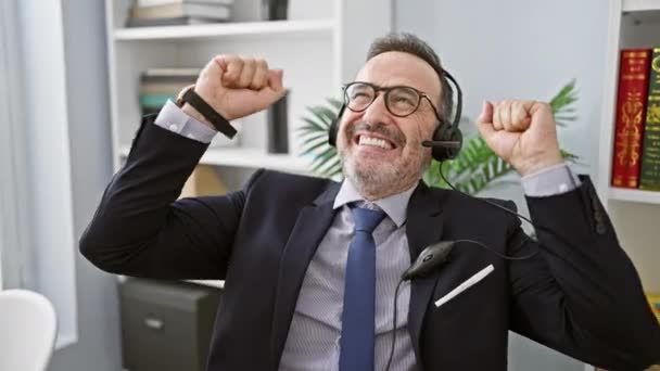 Hombre Mediana Edad Confianza Con Pelo Gris Trabajador Negocios Sonriente — Vídeos de Stock