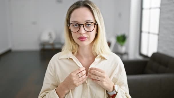 Młoda Blondynka Biznes Pracownik Noszenie Koszuli Przycisk Biurze — Wideo stockowe