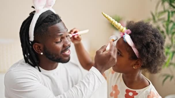 Afro Americano Pai Filha Vestindo Diadema Engraçado Aplicando Maquiagem Sorrindo — Vídeo de Stock