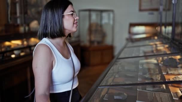 Młoda Piękna Latynoska Kobieta Odwiedzająca Wystawę Paleontologii Muzeum Historii Naturalnej — Wideo stockowe