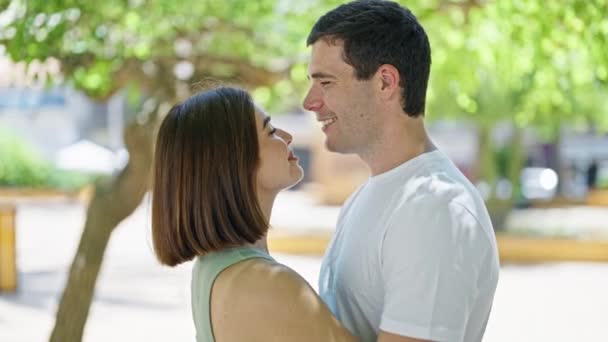 美丽的一对恋人站在公园接吻 — 图库视频影像