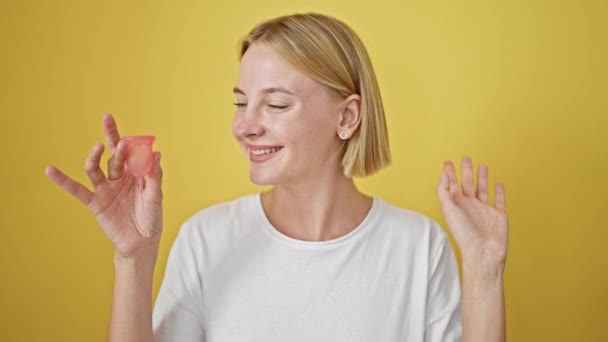 Νεαρή Ξανθιά Γυναίκα Κρατώντας Εμμηνορροϊκό Κύπελλο Κάνει Εντάξει Χειρονομία Πάνω — Αρχείο Βίντεο