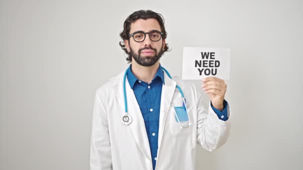 Νεαρός Ισπανός Γιατρός Στέκεται Σοβαρή Έκφραση Κρατώντας Χαρτί Σας Πάνω — Αρχείο Βίντεο