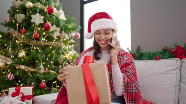 Joven Mujer Hispana Hermosa Hablando Por Teléfono Por Árbol Navidad — Vídeo de stock