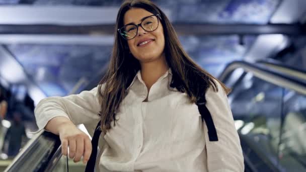 马德里地铁站 年轻美丽的惊慌失措的女人背着背包站在扶梯上 — 图库视频影像