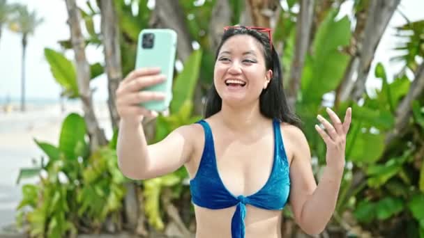 Ung Kinesisk Kvinna Turist Bär Bikini Med Videosamtal Parken — Stockvideo
