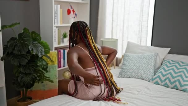 Dolor Espalda Agonía Hermosa Mujer Afroamericana Despierta Dolida Por Mañana — Vídeo de stock