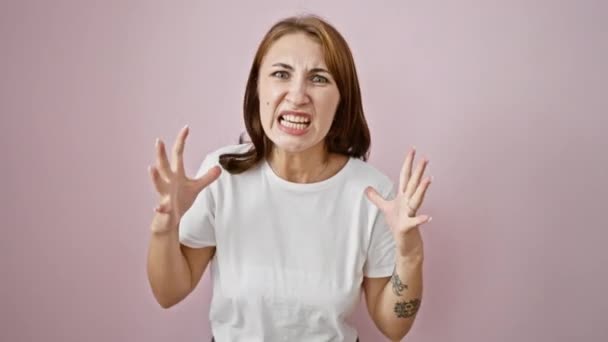 Jonge Vrouw Schreeuwen Luid Geïsoleerde Roze Achtergrond — Stockvideo