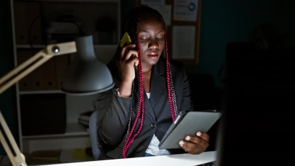 Συγκεντρωμένη Αφρο Αμερικανίδα Αφεντικό Μιλάει Για Δουλειές Smartphone Δουλεύοντας Touchpad — Αρχείο Βίντεο