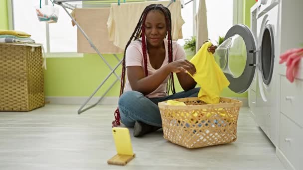 Charmig Afrikansk Amerikansk Kvinna Glatt Videosamtal Samtidigt Hantera Hushållsarbete Tvätta — Stockvideo