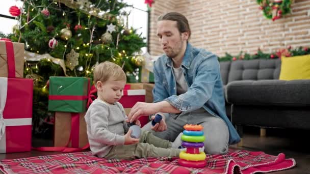 Ojciec Syn Świętują Boże Narodzenie Bawiąc Się Zabawkami Domu — Wideo stockowe