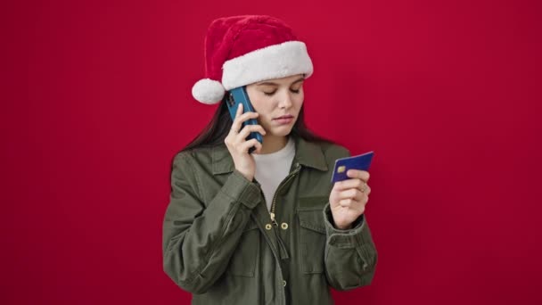 Junge Schöne Hispanische Frau Streitet Smartphone Mit Kreditkarte Und Weihnachtsmütze — Stockvideo