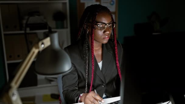 Africano Americano Mulher Trabalhador Escritório Diligente Pensivamente Trabalhando Computador Brainstorming — Vídeo de Stock