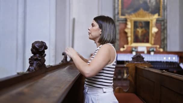 Νεαρή Όμορφη Ισπανίδα Που Προσεύχεται Παγκάκι Της Εκκλησίας Στην Αυγουστινιανή — Αρχείο Βίντεο
