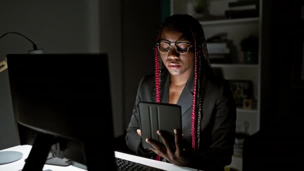 Focada Mulher Negócios Afro Americana Pensando Muito Seu Computador Escritório — Vídeo de Stock