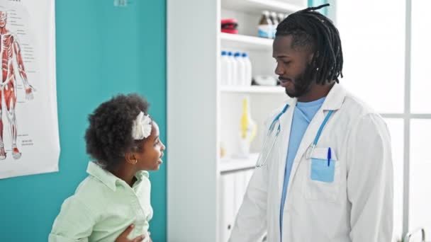 Лікар Пацієнт Мають Медичну Консультацію Виступає Клініці — стокове відео
