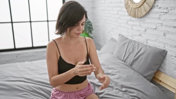 Mooie Jonge Spaanse Vrouw Pyjama Aanbrengen Van Huidbehandeling Rusten Een — Stockvideo