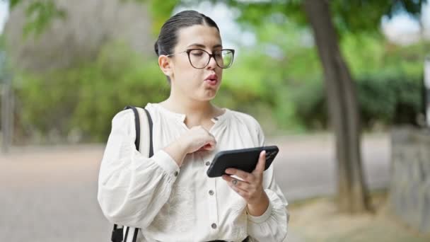 Jovem Bela Mulher Hispânica Sorrindo Confiante Usando Smartphone Parque — Vídeo de Stock