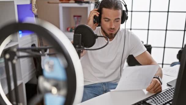 Joven Músico Hispano Grabando Video Cantando Canción Estudio Radio — Vídeos de Stock