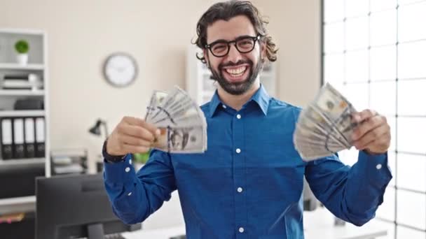 Молодий Іспаномовний Чоловік Бізнесмен Робить Повітря Доларами Офісі — стокове відео