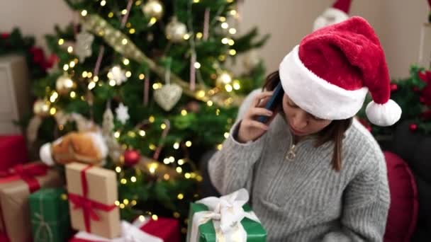 Mladá Krásná Hispánská Žena Mluví Smartphone Sedí Pohovce Vánočního Stromku — Stock video