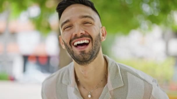 Junger Hispanischer Mann Lacht Viel Park — Stockvideo