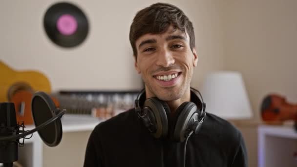 Молодий Усміхнений Іспаномовний Чоловік Випромінює Впевненість Коли Йому Подобається Своє — стокове відео