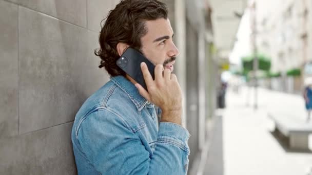 Молодой Латиноамериканец Улыбается Уверенно Разговаривая Смартфоне Празднуя Улице — стоковое видео