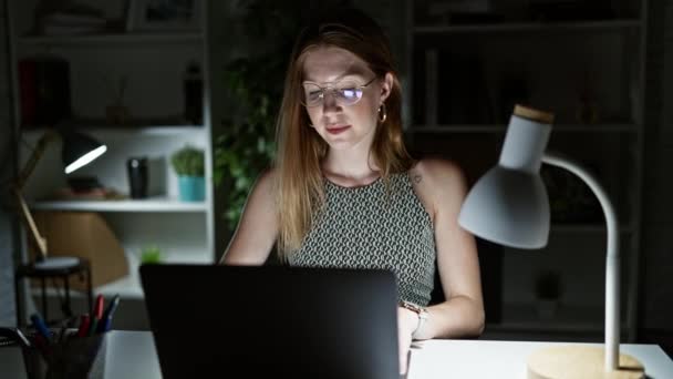 若いブロンド女性ビジネスワーカーはオフィスでストレスを受けたメガネを取り除きます — ストック動画