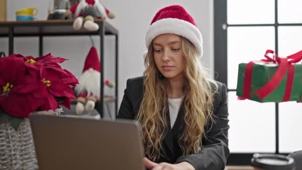 Mujer Joven Rubia Trabajadora Negocios Recibiendo Regalo Navidad Trabajando Oficina — Vídeo de stock