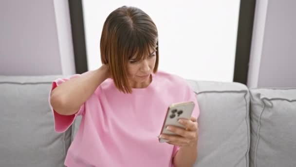 Stresli Genç Spanyol Kadın Evde Akıllı Telefonuyla Mesajlaşırken Boynu Ağrıyormuş — Stok video