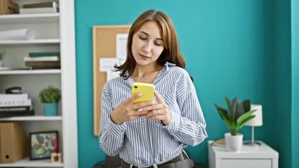 Trabajadora Negocios Joven Sonriendo Confiada Usando Smartphone Oficina — Vídeos de Stock